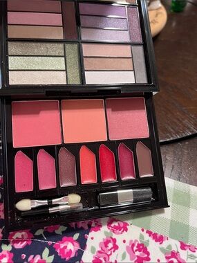 New Malibu Glitz Women Makeup Palette - Pink